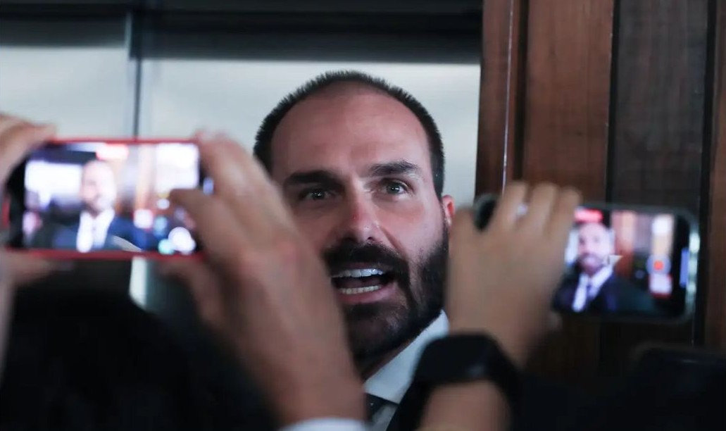 Leia mais sobre o artigo Eduardo Bolsonaro diz que não vai renunciar ao mandato de deputado
